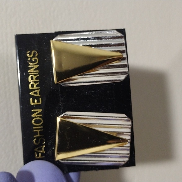 Women's Stylish Polished Two tones Dainty Design Post Teardrop Earrings - Picture 6 of 6